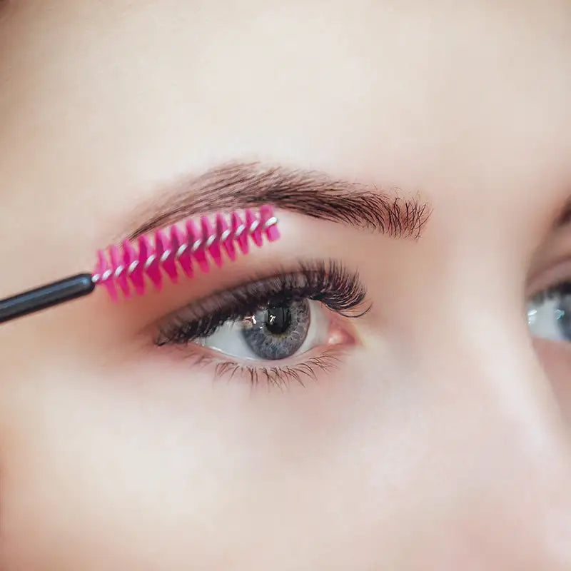 Auge mit Augenbraunbürste