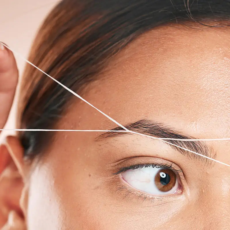 Augenbrauen mit Faden