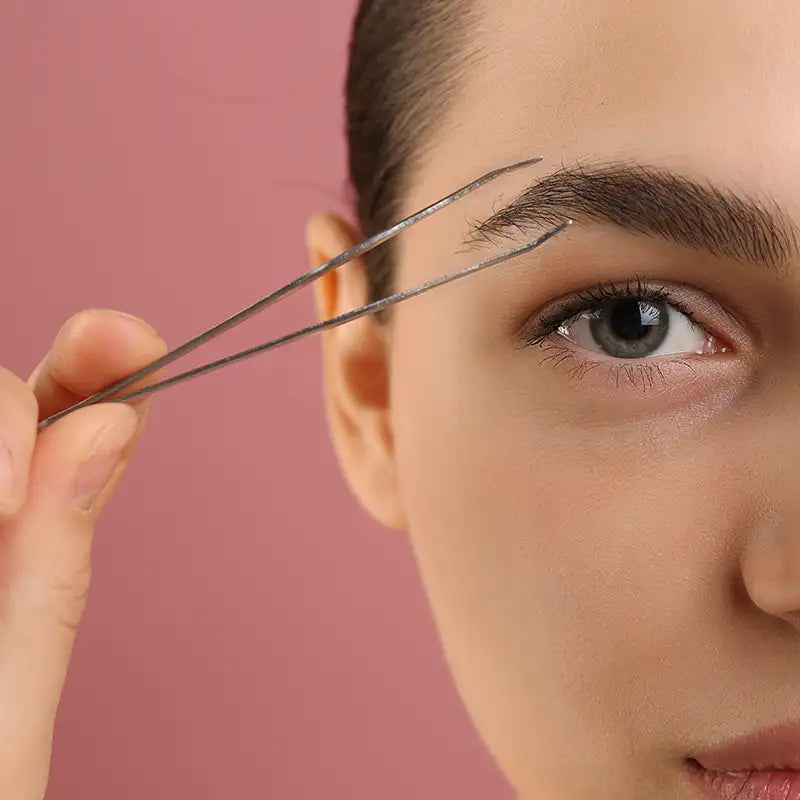 Pinzette an der Augenbraun